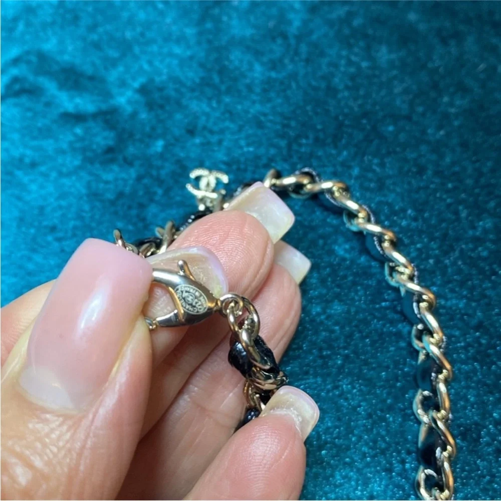 CHANEL Gold and Black vintage Necklace - Picture 5 of 5